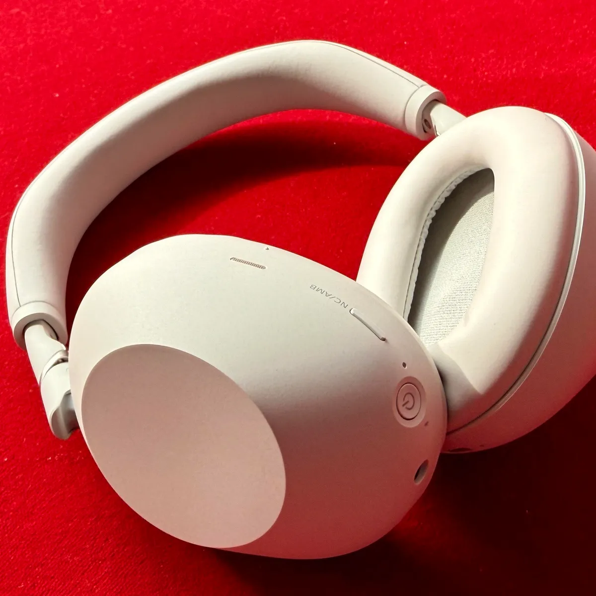 Close-up of Sony WH-1000XM6 headband and hinge material